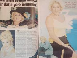 Şamdan Haftalık Aktüalite Sinema Tiyatro Müzik ve Magazin Dergisi - 25 Ekim 1998 - Muazzez Ersoy - Nihan Doğru - Emel Sayın - Gönül Yazar - Yeşim Vatan - Duygu Öcal - Mustafa Uğur - Mustafa Altıoklar - Gülsevim Bozer - Gökhan Devrim - Mustafa Topaloğlu - Sergen Yalçın - Mihriban - Özlem Basmacı - Ömer Seval - Cem Özer - Esin Maraşlıoğlu - Berke Hürcan - Necati Bilican - Murat Bilican - Yavuz Demir - Aylin Coşkun - Ebru ŞAllı - Tuğba Özay - Esin Moralıoğlu - Demet Şener - Ebru Cündübeyoğlu - Eyşan Özhim - Şebnem Özinal - Deniz Seki - Başak Boztepe - Selin Toktay - Nurşah Okay - Jülide Ateş - Gökhan Bilik - Seren Serengil - Alpay - Nil Ünal - Hakan Ural - Mustafa Sandal - Emrah - Burak Kut - Hakkı Yalçın - Güner Ümit - Duygu Akar - Emel Sayın - Beyazıt Öztürk - Sezen Aksu - Derya Arıkan - Şebnem Özinal - Kenan Erçetingöz - Gülin Kirpikçioğlu fotoğraf ve haberi - Tam Takım Dergi