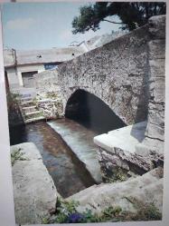 NEHİR VE TAŞ KÖPRÜ GÖRÜNTÜSÜ KARTPOSTALI,ARKASINA YAZILMAMIŞ,RENKLİ,11 X 15 CM EBADINDA