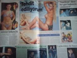 Şamdan Haftalık Aktüalite Sinema Tiyatro Müzik ve Magazin Dergisi - 15 Kasım 1998 - Sibel Can - Harun Özakınca - Hilal Aslangiray - Müge Oruçkaptan - Levent Özdilek - Cem Yılmaz - Ajda Pekkan - Zerrin Özer -Defne Arıoba - Metin Şen - Ayşe Özyılmazer - Deniz Akkaya - Erkan Özerman - Kenan İmirzalıoğlu - Yonca Evcimik - Harun Özakıncı - İskender Paydaş - Yaprak Özdemiroğlu - Meltem Cumbul - Cem Yılmaz - Okan Bayülgen - Zeyno Gönenç - Bruce Willis - Demi Moore - Sergen Yalçın - Umut Elçioğlu - Pınar Altuğ - Sevda Demircan - Helin Avşar - Tuğba Altuğ - Oktay Kaynarca - Helin Avşar - Tuğba Altuğ - Eyşan Özhim - Neslihan Yargıcı - Selin Esin - Selin Toktay - Ebru Destan - Ebru Cündübeyoğlu - Tuğba Özay - Esin Moralıoğlu - Aylin Coşkun - Ebru Şallı - Eyşan Özhim - Helin Avşar - Hülya Avşar - Orhan Gencebay - Aylin Kabasakal - Levent Özdilek - Tolga Tibet - Yağmur Kaşifoğlu - Sinan Çetin - Yavuz Özkan - Kenan Erçetingöz - Derya Arıkan fotoğraf ve haberi - Tam Takım Dergi