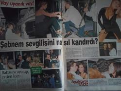 Şamdan Haftalık Aktüalite Sinema Tiyatro Müzik ve Magazin Dergisi - 6 Haziran 1999 - Tuba Ünsal - Kenan Erçetingöz - Kaya Çilingiroğlu - Zeynep Tokuş - Levent Özçoban - Mathilda Zeynep - Doğuş - Sedat Aloğlu - Selhan Aloğlu - Şebnem Özinal - İbrahim Kutluay - Sibel Can - Meltem Cumbul - Demet Akalın - Deniz Akkaya - Ali Ramazanoğlu - Sibel Ceylan - Nefise Karatay - Funda Barın - Şifo Mehmet - Nükhet Duru - Evita Yatak Reklamı - Ömer Işıl - Nermin Bezmen - Cüneyt Akgün - Saffet Arıkan - Mehmet Ali Yılmaz - Cem Cantaş - Hakan Peker - Demet Şener - Helin Avşar - Mehmet Özener - Ferda Anıl Yarkın - Kerem Erçetingöz - Sevda Demircan fotoğraf ve haberi - Dergi Tam Değildir Sadece 26 Sayfası Mevcuttur