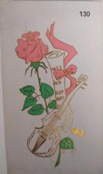 GÜL VE NOTALARIN YAZILMIŞ OLDUĞU KAĞITIN ARASINDAKİ KEMAN RESMİ KARTPOSTALI,ARKASINA YAZILMAMIŞ,RENKLİ,8,5 X 16,5 CM EBADINDA