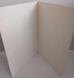 MAVİ ARKA PLAN ÜSTÜNE ÇİZİLMİŞ YEŞİL YAPRAKLAR VE ÇİÇEKLERİN RESMİ KARTPOSTALI,KAPAKLI,İÇ KISMINA YAZILMIŞ,RENKLİ, 7,5 X11 CM EBADINDA