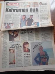 Hürriyet Gazetesi - 8 Ağustos 1998 - Monica Lewinksy ABD Başkanı Bill Clinton ile Telefonda da Seks Yaptık - Ayşegül Tecimer İle Gülay Aslıtürk Kırmızı Bültenle Aranıyor - Ünlü Caz Sanatçısı Burhan Öçal Evlendi - Okan Buruk - Alpay Özalan - Hasan Şaş - Sedat Peker - Adalet Bakanı Hasan Denizkurdu - Alaattin Çakıcı - İstanbul Emniyet Müdürü Hasan Özdemir İstanbul'da 45 Çete Vardı Bunlar Çökertildi - Kenya Ve Tanzanya'da ABD Büyükelçiliklerine Bombalı Saldırı - Münif İslamoğlu'nu Kaybettik