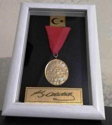 İstiklal Madalyası Yeni Yapım (REPLİKA) ve MDF Ahşap  Çerçeve  13cm x 18 cm ölçülerinde Renk Beyaz(Resimdeki Ürün Gönderilecektir)