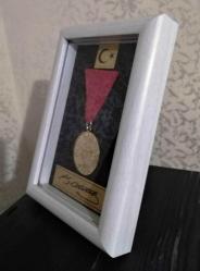 İstiklal Madalyası Yeni Yapım (REPLİKA) ve MDF Ahşap  Çerçeve  13cm x 18 cm ölçülerinde Renk Beyaz(Resimdeki Ürün Gönderilecektir)