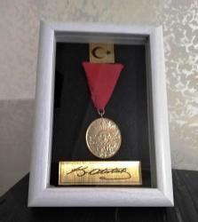 İstiklal Madalyası Yeni Yapım (REPLİKA) ve MDF Ahşap  Çerçeve  13cm x 18 cm ölçülerinde Renk Beyaz(Resimdeki Ürün Gönderilecektir)