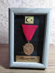 İstiklal Madalyası Yeni Yapım (REPLİKA) ve MDF Ahşap  Çerçeve  13 cm x 18 cm ölçülerinde Renk Açık Gri (Resimdeki Ürün Gönderilecektir)
