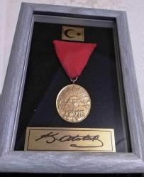 İstiklal Madalyası Yeni Yapım (REPLİKA) ve MDF Ahşap  Çerçeve  13 cm x 18 cm ölçülerinde Renk Açık Gri (Resimdeki Ürün Gönderilecektir)
