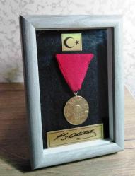 İstiklal Madalyası Yeni Yapım (REPLİKA) ve MDF Ahşap  Çerçeve  13 cm x 18 cm ölçülerinde Renk Açık Gri (Resimdeki Ürün Gönderilecektir)