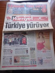 Hürriyet Gazetesi - 25 Ekim 1998 -  Emin Çölaşan - Güneş Sistemi'nin Benzeri Tespit Edildi - İstanbul Büyükşehir Belediye Başkanı Recep Tayyip Erdoğan İstifam Yakın - Tekvando'da Avrupa Şampiyonu Mert Tuncer -Beşiktaş Fenerbahçe Derbisi - Süleyman Seba'nın İstifası Cebinde - Cumhuriyetimizin 75. Yıl Kutlamaları - Nesim Malki Cinayeti - Aşkın Nur Yengi - AIDS Aşısı Maymunları Kurtardı - Gazinolar Coştu - Hülya Avşar - Emel - Muazzez Abacı - Çevre Bakanı İmren Aykut - Alkolizmin Geni Bulundu