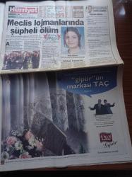 Hürriyet Gazetesi - 25 Ekim 1998 -  Emin Çölaşan - Güneş Sistemi'nin Benzeri Tespit Edildi - İstanbul Büyükşehir Belediye Başkanı Recep Tayyip Erdoğan İstifam Yakın - Tekvando'da Avrupa Şampiyonu Mert Tuncer -Beşiktaş Fenerbahçe Derbisi - Süleyman Seba'nın İstifası Cebinde - Cumhuriyetimizin 75. Yıl Kutlamaları - Nesim Malki Cinayeti - Aşkın Nur Yengi - AIDS Aşısı Maymunları Kurtardı - Gazinolar Coştu - Hülya Avşar - Emel - Muazzez Abacı - Çevre Bakanı İmren Aykut - Alkolizmin Geni Bulundu