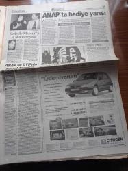 Hürriyet Gazetesi - 21 Kasım 1998 - Seda Sayan Ve Mahsun Kırmızıgül'e Alaattin Çakıcı Sorgusu - Hande Ataizi'nin Davası Sibel Can'a Takıldı - Abdullah Öcalan'ı İade Etmeyen İtalya'ya Boykot Büyüyor - Benetton Vitrin Kararttı - Galatasaraylı Hagi'ye Otomobil - Elvir Boliç'in Yüzü Güldü - ANAP DYP'nin Bülent Ecevit Formülü - İtalyan Halkı Abdullah Öcalan Terörist Dedi - İtalyan Başbakanı D'alema Saçmaladı - İtalya Abdullah Öcalan'ı Serbest Bırakıp Bir Villaya Yerleştirdi