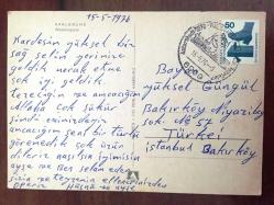 ŞEHİR KARTPOSTALI, ALMANYA'DAN KARLSRUHE FISKİYELİ HAVUZ VE ÇEVRESİNDEKİ LALE ÇİÇEKLERİ MANZARASI, ARKASI YAZILI VE PULLU (YÜKSEL GÜNGÜL), RENKLİ, 10 X 15 CM EBADINDA