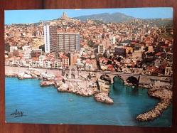 ŞEHİR KARTPOSTALI, FRANSA MARSİLYA SAHİLİ DENİZ VE ŞEHİR MANZARASI, ARKASI YAZILMAMIŞ, RENKLİ, 10 X 15 CM EBADINDA