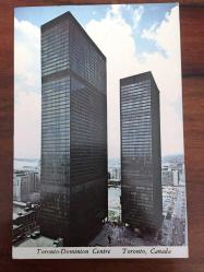 ŞEHİR KARTPOSTALI, KANADA TORONTO DOMINION CENTRE KULELERİ, ARKASI YAZILMAMIŞ, RENKLİ, 10 X 15 CM EBADINDA