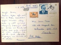 HEDİYE KARTPOSTALI, TEPESİ KARLI DAĞLAR VE RENGARENK ÇİÇEKLERLE HARİKA BİR DOĞA MANZARASI, ARKASI YAZILI VE 3 ADET TÜRKİYE CUMHURİYETİ ATATÜRK PULLU (SEZEN TÖZER), RENKLİ, 10 X 15 CM EBADINDA