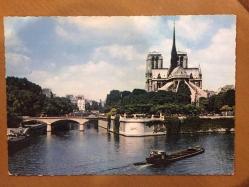 ŞEHİR KARTPOSTALI, FRANSA PARİS NOTRE-DAME KATEDRALİ VE ÖNÜNDEKİ NEHİR MANZARASI, ARKASI YAZILMAMIŞ, RENKLİ, 10 X 15 CM EBADINDA