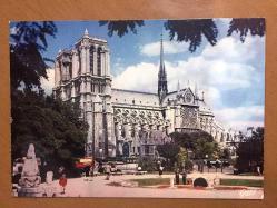 ŞEHİR KARTPOSTALI, FRANSA PARİS NOTRE-DAME KATEDRALİ VE ÖNÜNDEKİ AĞAÇLI PARK ALANI MANZARASI, ARKASI YAZILMAMIŞ, RENKLİ, 10 X 15 CM EBADINDA
