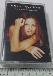 EBRU GÜNDEŞ'İN SEN ALLAHIN BİR LÜTFUSUN İSİMLİ KASETİ ORİJİNAL FOTOĞRAFLARI İLE MUHTEŞEM NADİRDİR