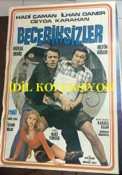 BECERİKSİZLER, 1977, FİLM AFİŞİ / POSTERİ - BÜYÜK BOY - ORİJİNAL - 100 X 68 cm EBADINDA -  Original Turkish Big Size Movie Poster - Naki Yurter, İlhan Daner, Tevhit Bilge, Ceyda Karahan, Hadi Çaman, Yüksel Gözen, Karaca Kaan, Meral Deniz, Romina Terry, Nevin Güler