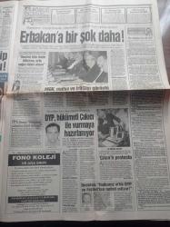 Gözcü Gazetesi - 25 Ağustos 1998 - Başsavcı Vural Savaş Kayıp 1 Trilyon İçin Necmettin Erbakan'a Dava Açtı - Hülya Koçyiğit - Cihan Ünal - Beşiktaşlı Alpay Özalan'a Tarihi Ceza - Trabzonspor Mucize Peşinde - Halis Toprak'a 5 Trilyonluk Nispet Gülücükleri - Genelkurmay Başkanı Orgeneral İsmail Hakkı Karadayı'nın Son MGK'sında İrtica Ve Mafya Konuşuldu - Kırmızı Pasaport Veren MİT'çi Yavuz Ataç'ın Alaattin Çakıcı'nın Kız Kardeşine Nikâh Şahitliği Yaptığı Ortaya Çıktı - Mesut Yılmaz
