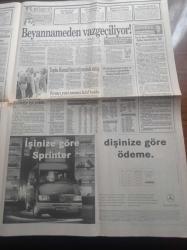 Gözcü Gazetesi - 25 Ağustos 1998 - Başsavcı Vural Savaş Kayıp 1 Trilyon İçin Necmettin Erbakan'a Dava Açtı - Hülya Koçyiğit - Cihan Ünal - Beşiktaşlı Alpay Özalan'a Tarihi Ceza - Trabzonspor Mucize Peşinde - Halis Toprak'a 5 Trilyonluk Nispet Gülücükleri - Genelkurmay Başkanı Orgeneral İsmail Hakkı Karadayı'nın Son MGK'sında İrtica Ve Mafya Konuşuldu - Kırmızı Pasaport Veren MİT'çi Yavuz Ataç'ın Alaattin Çakıcı'nın Kız Kardeşine Nikâh Şahitliği Yaptığı Ortaya Çıktı - Mesut Yılmaz