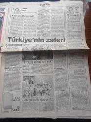 Sabah Gazetesi - 9 Kasım 1998 - Galatasaraylı Emre Belözoğlu Hastaneye Kaldırıldı - Fenerbahçe'de Operasyon - 2 Yıl Önce Öldürülen Ankara'nın Nesim Malki'si Olarak Tanınan Veli Sözdinler Dosyası Yeniden Açıldı - Sinemanın Kötü Adamı Erol Taş Yaşama Etti - Kuzey Irak'ta PKK'lı Avı