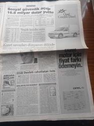 Sabah Gazetesi - 9 Kasım 1998 - Galatasaraylı Emre Belözoğlu Hastaneye Kaldırıldı - Fenerbahçe'de Operasyon - 2 Yıl Önce Öldürülen Ankara'nın Nesim Malki'si Olarak Tanınan Veli Sözdinler Dosyası Yeniden Açıldı - Sinemanın Kötü Adamı Erol Taş Yaşama Etti - Kuzey Irak'ta PKK'lı Avı