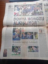 Sabah Gazetesi - 13 Temmuz 1998 - Dünya Horozu Alkışlıyor - Fransa 98 Dünya Kupası'nda Şampiyon Fransa Oldu - Ronaldo Taktiği Tutmadı - Mahsun Kırmızıgül Yıkılmadım Ayaktayım - Galatasaray'da Gözler Emre Belözoğlu'nda Berna Laçin - Nataşa'nın Ahı - Mesut Yılmaz Ve Ailesinin Bodrum Keyfi - Sarıyer Belediye Başkanı'nın Özel Kalem Müdürü Nurbaki Karadeniz Öldürüldü -  Özkaymak Holding Rum Mezarlığı Yüzünden Aldığı Oteli Geri Verdi