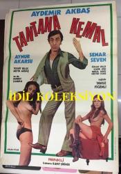 TANTANA KEMAL, 1975, FİLM AFİŞİ / POSTERİ - BÜYÜK BOY - ORİJİNAL - 100 X 68 cm EBADINDA - Running Hot, Original Turkish Big Size Movie Poster - Yavuz Figenli, Recep Filiz, Aydemir Akbaş, Tevhit Bilge, Yeşim Yükselen, Aynur Akarsu, Kudret Şandra, Senar Seven, Özdemir Akın,