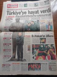 Milliyet Gazetesi - 4 Aralık 1998 - Yargıcın Kızı Özlem Onat DHKP-C de - Sibel Can Gözaltında - Galatasaray Juventus Maçı Olaysız Geçti - Fransa Apo'ya Lüks Hayat Yaşatan İtalya'ya Tam Bir Hukuk Dersi Verdi Alaattin Çakıcı'ya İade - Bülent Arınç Kolay Yılmam - Mısır Devlet Başkanı Hüsnü Mübarek Savaşı Önledim