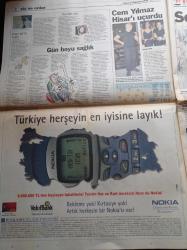 Milliyet Gazetesi - 23 Ağustos 1998 - Zülfü Livaneli Konseri - Canan Yaka'dan Kelepçeli Kostüm - Büyükelçi Nüzhet  Kandemir'den Ağır Eleştiri - Kenan Evren Alaattin Çakıcı Belki Kullanıldı - Süleyman Demirel Alaattin Çakıcı 1991'den Sonra Devlette Yoktu - Galatasaraylı Okan Buruk - Nijeryalı Futbolcular Podyuma Çıktı