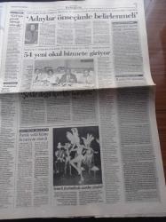 Cumhuriyet Gazetesi - 19 Ağustos 1998 - Yunus Nadi - Ahmet Taner Kışlalı - Galatasaray'ın Milli Gururu - Hakan Şükür - Emre Belözoğlu - George Popescu - Alaattin Çakıcı Üzerinden Çıkan Sahte Kırmızı Pasaportla Rahat Dolaşıyordu - Alaattin Çakıcı Altı Saat İfade Verdi - Emniyet'ten DGM'ye Rapor Ülkücüler 576 Kişiyi Öldürdü - Türk İntikam Tugayı - Bill Clinton ABD'yi Tatmin Etti - Diyarbakır'ın Fazilet Partili Sur Belediyesi Başkanı Selim Düzgün İşçiye Silah Çekti