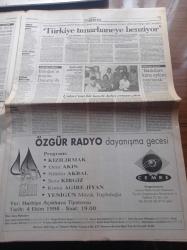 Cumhuriyet Gazetesi - 2 Ekim 1998 - Yunus Nadi - Ahmet Taner Kışlalı - Server Tanilli - İstanbul Büyükşehir Belediye Başkanı Recep Tayyip Erdoğan'ın Köprü Çelişkisi - Beşiktaş Kupa Galipleri Kupasında İkinci Turda - Fenerbahçe Silindir Gibi - Cumhurbaşkanı Süleyman Demirel'den Suriye'ye Sert Tepki - Alaattin Çakıcı'nın Bantları - Soprano Belkıs Aran Yaşamını Yitirdi - Akın Birdal Davasında Yine Olay - Oral Çalışlar DGM'de Yargılandı - Türban Siyasi Malzeme Olmasın