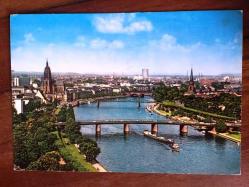 ŞEHİR KARTPOSTALI, ALMANYA FRANKFURT MAIN NEHRİ VE ÜZERİNDEKİ TARİHİ KÖPRÜ, ARKASI YAZILI VE PULLU (YÜKSEL GÜNGÜL), RENKLİ, 10 X 15 CM EBADINDA