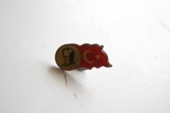 ATATÜRK İLE TÜRK BAYRAĞI YANYANA GÜZEL BİR ROZET  (ANTIK KOLİ 6