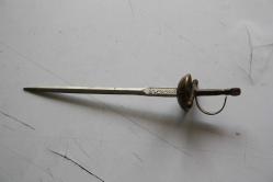 Metal zarf açacağı. BAYER, Baycilin ve İncidal ilaç reklamlı. 17 cm.  ZARF AÇAÇAGI (BAYER) 1970   DETAYLAR RESIMLERDE (ANTIK KOLİ 6