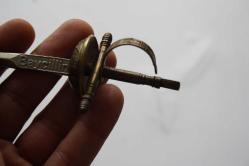 Metal zarf açacağı. BAYER, Baycilin ve İncidal ilaç reklamlı. 17 cm.  ZARF AÇAÇAGI (BAYER) 1970   DETAYLAR RESIMLERDE (ANTIK KOLİ 6