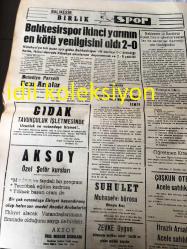 BALIKESİR  BİRLİK GAZETESİ YEREL TAŞRA BASINI ---19 Mart 1974 Yıl :6 Sayı :1578-- Tamamlanmayan  kağıt  fabrikası sosyal tesisleri ihale  ediliyor --Harman makinası yapımında reform yaratan  bir müessese  Kayalarlı Firması  Sahibi  Hasan  Erol ' a  ödül verilirken --Yeşilova Feribotu Dün Çalışırken --Atanın Emri  Balıkesir  Milletvekili Behram  Eker --Yeni su  abonelerinden depozite 60 lira  alınıyor --Memleket  Kültüründe  126 Yıl  :İdris  Aydın -- Kutlu Olsun 126 Yılın :O. Behçet Yazgan --Atatürk Bağımsızlık Savaşı  Nasıl Başladı ?:Refik Necdet Aktaş --Verem Savaş  Derneğinin Pul  Kampanyası Sona Eriyor ?- Balıkesir  ikinci yarının en kötü yenilgisini  aldı 2-0