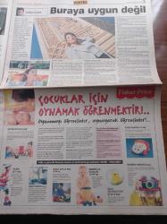 Yeni Yüzyıl Pazar Gazetesi -  5 Temmuz 1998 - Ali Poyrazoğlu - Kürşat Başar - Atilla Dorsay - Denizde Beş Yıldızlı Hayat - Zuhal Osman Atasoy - Sedef Kabaş - Ali Taciroğlu'nun Vefa Borcu - İbrahim Tatlıses - Sibel Can - Hande Ataizi - Pazar Oyun - - Gemici Bağları - Plajların Yıldızı Bikini - Mehveş Evin - Beşiktaş'ta Boğaz Manzaralı Genç Bir Lokal Vogue - Gusto Engin Akın - Deniz Ziya Temeltaş