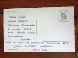 ŞEHİR KARTPOSTALI, ALMANYA REILINGEN KARLA KAPLI EVLERİN VE ÇAM AĞAÇLARININ OLDUĞU GÜZEL BİR KIŞ MANZARASI, ARKASI YAZILI (YÜKSEL GÜNGÜL), SİYAH BEYAZ, 9 X 14 CM EBADINDA