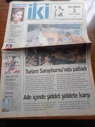Radikal İki Gazetesi - 9 Ağustos 1998 - En Güzel Psikopat Jennifer Jason Leigh - Mine Kırıkkanat - Perihan Savaş - Seçim Şarkıları - Şarkıcı Şenay Seçim Şarkısı - Mahalle'nin Jay Jay Okocha'sı - Aile İçinde Şiddet Şiddete Karşı - Televizyon Demokrasi İçin Bir Tehlike Mi - El Vatan'ın Sahibi Ve Editörü Ömer Belhouchet - Japon Modacı Issey Miyake - Meyvelerden Kırmızıyı Seçin