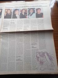 Radikal İki Gazetesi - 9 Ağustos 1998 - En Güzel Psikopat Jennifer Jason Leigh - Mine Kırıkkanat - Perihan Savaş - Seçim Şarkıları - Şarkıcı Şenay Seçim Şarkısı - Mahalle'nin Jay Jay Okocha'sı - Aile İçinde Şiddet Şiddete Karşı - Televizyon Demokrasi İçin Bir Tehlike Mi - El Vatan'ın Sahibi Ve Editörü Ömer Belhouchet - Japon Modacı Issey Miyake - Meyvelerden Kırmızıyı Seçin