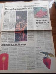 Radikal İki Gazetesi - 9 Ağustos 1998 - En Güzel Psikopat Jennifer Jason Leigh - Mine Kırıkkanat - Perihan Savaş - Seçim Şarkıları - Şarkıcı Şenay Seçim Şarkısı - Mahalle'nin Jay Jay Okocha'sı - Aile İçinde Şiddet Şiddete Karşı - Televizyon Demokrasi İçin Bir Tehlike Mi - El Vatan'ın Sahibi Ve Editörü Ömer Belhouchet - Japon Modacı Issey Miyake - Meyvelerden Kırmızıyı Seçin