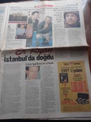 Hürriyet Pazar Gazetesi - 20 Eylül 1998 - Doktor Raporlu Çapkın Mehmet Ali Erbil Zeynep Güven'in Albümünde - Kamil Güler Ve Şebnem Dönmez Temsil Edecekler - Generation Next Türkiye - Mesut Yılmaz - Jacques Seguela - Vestel Teknolojisine Terfi Etmek Daha Kolay - Tekin Aral - Lalenin Tahtına Çiğdem Oturdu - Formula 1'de Son İki Tur - Akdeniz'de Son Güneş - Dergicilikte 21. Yüzyıl Vizyonu - Serdar Turgut - Ayşe Arman