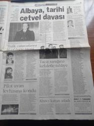 Hürriyet İstanbul Gazetesi - 8 Aralık 1998 - Bizimkiler Dizisinin Rekoru - Ercan Yazgan - Zihni Göktay - Yaman Okay - Yavuzer Çetinkaya - Orhan Çağman - Ayton Sert - Gülşehri Fanteziyi Seçti - Profesör Christoph Neumann İstanbul Dünyanın En Canlı Kenti - İstanbul Gelir Eşitsizliğinde de Türkiye Rekoru Kırdı - Beyazıt Kulesi Söndü - Erkân Can
