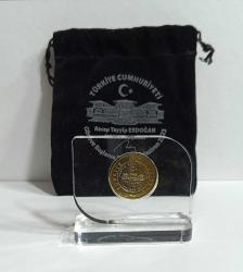 2023 CUMHURBAŞKANLIĞI GÖREVE BAŞLAMA HATIRA 1 TÜRK LİRASI ÇİL KONDİSYONDA PLEKSİ STANDINDA KADİFE KILIFINDA