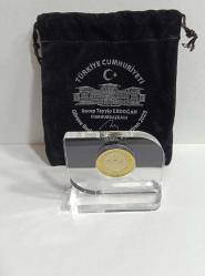 2023 CUMHURBAŞKANLIĞI GÖREVE BAŞLAMA HATIRA 1 TÜRK LİRASI ÇİL KONDİSYONDA PLEKSİ STANDINDA KADİFE KILIFINDA