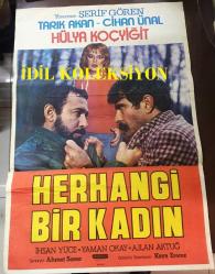 HERHANGİ BİR KADIN, 1981, FİLM AFİŞİ ÇİZİM / POSTERİ - BÜYÜK BOY - ORİJİNAL - 100 X 68 cm EBADINDA - Original Turkish Big Size Movie Poster - Şerif Gören, Ahmet Soner, Tarık Akan, Hülya Koçyiğit, İhsan Yüce, Yaman Okay, Cihan Ünal, Ajlan Aktuğ, Kaya Ererez, GÜLŞAH FİLM