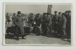 SEPETLİ MOTORSİKLET VE PALTOLU ASKERLER FOTOĞRAFI...